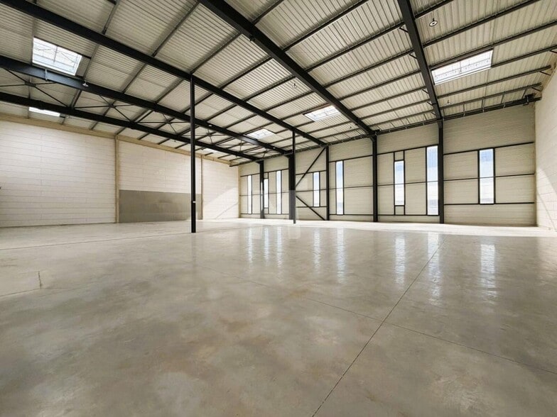 Light Industrial in Wissous to rent - Interior Photo - Image 2 of 10