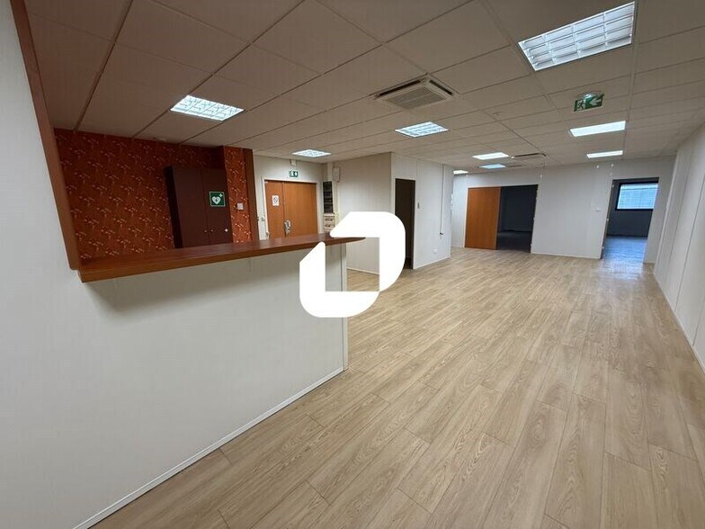 Avenue Satolas Green, Pusignan to rent - Interior Photo - Image 3 of 8