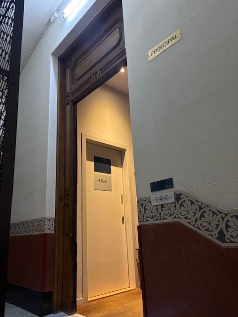 Office / Medical in Barcelona, Barcelona to rent Interior Photo- Image 1 of 16