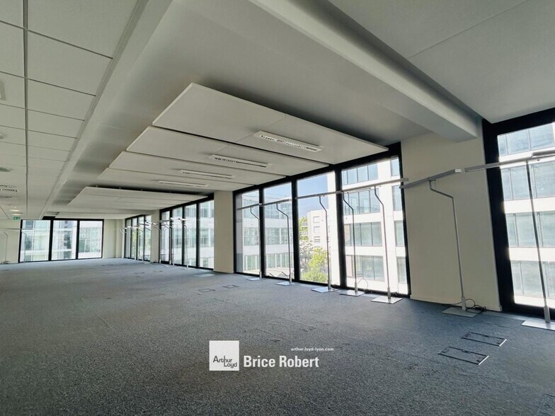 Office in Vaulx-en-Velin to rent - Building Photo - Image 3 of 7