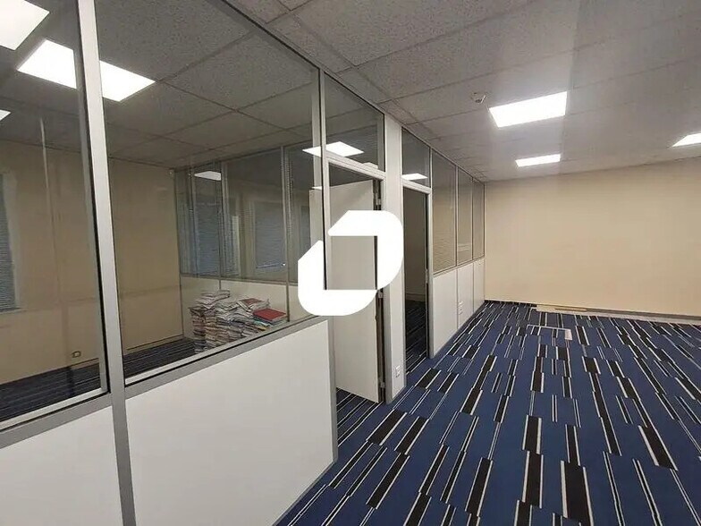 Office in Nanterre to rent - Building Photo - Image 3 of 13