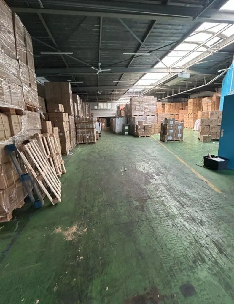 Industrial in Montreuil to rent Building Photo- Image 1 of 3