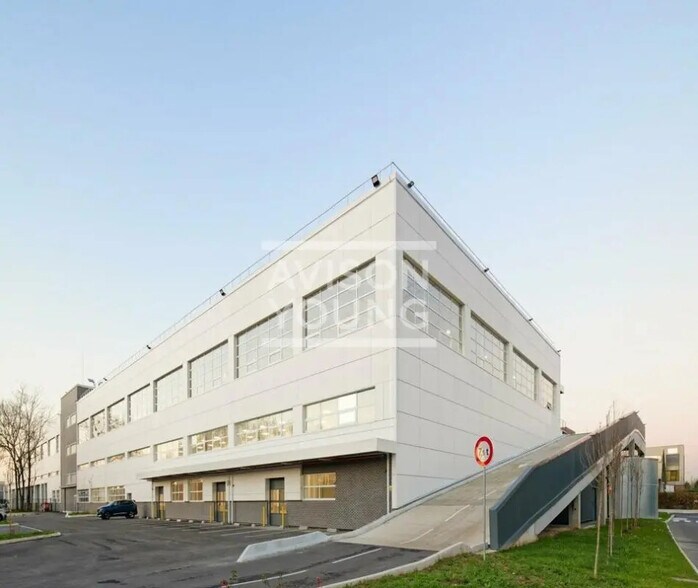 Light Industrial in Gennevilliers to rent - Building Photo - Image 2 of 5
