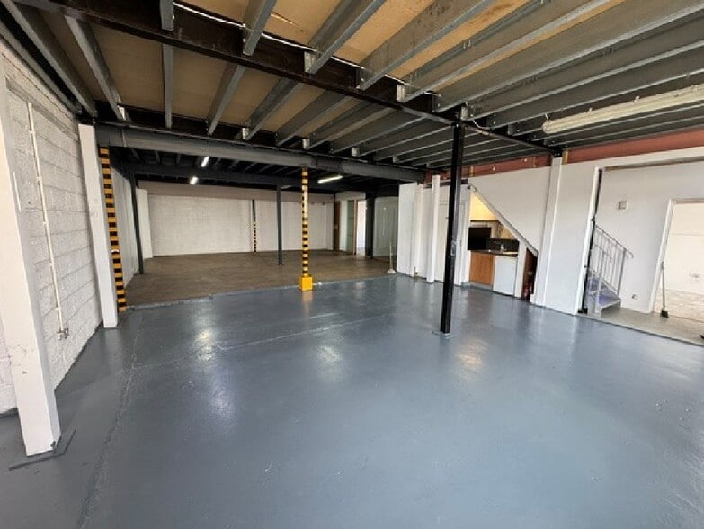 162 Coles Green Rd, London to rent - Building Photo - Image 2 of 5