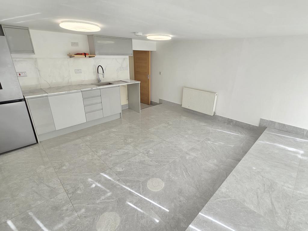 122-122A Finchley Rd, London to rent Primary Photo- Image 1 of 28
