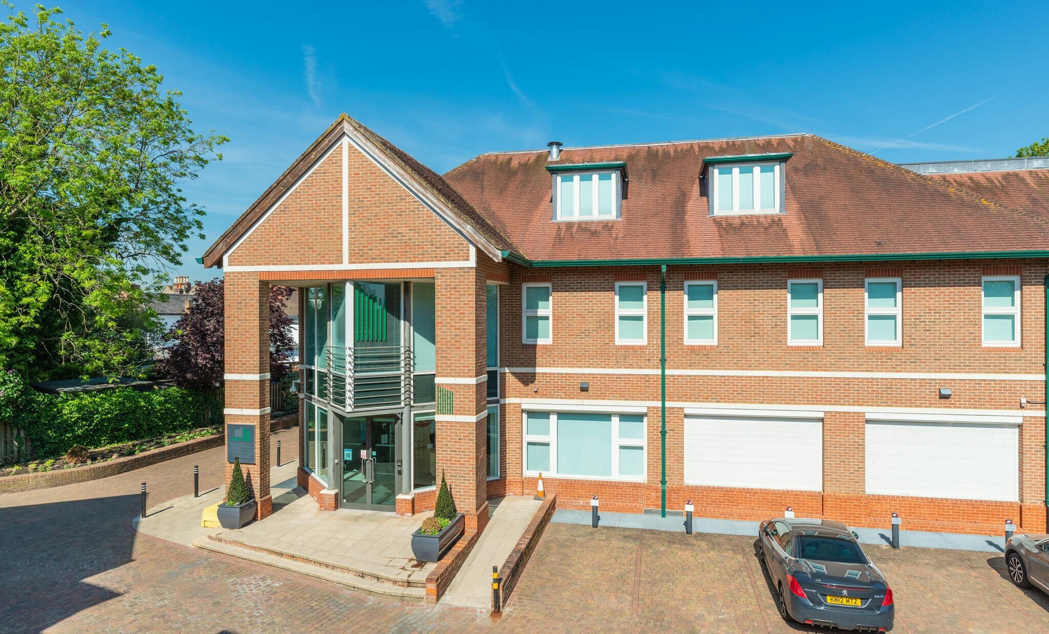 43-47 London St, Chertsey to rent Primary Photo- Image 1 of 4