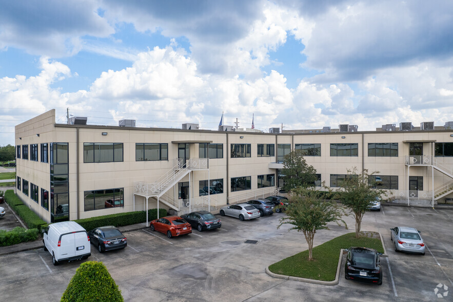 8400 N Sam Houston Pky W, Houston, TX for rent - Building Photo - Image 2 of 4