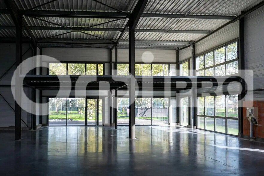 Light Industrial in Roanne for sale - Interior Photo - Image 2 of 4