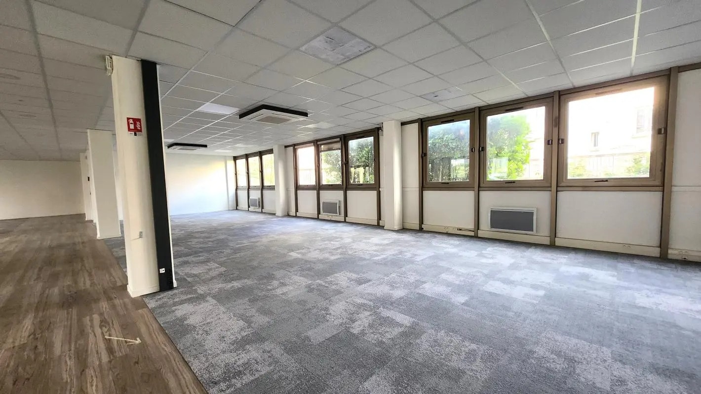 Office in Boulogne-Billancourt to rent Building Photo- Image 1 of 7