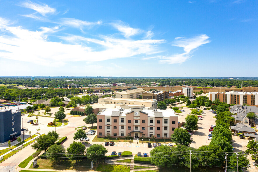 809 W Harwood Rd, Hurst, TX for rent - Building Photo - Image 3 of 31