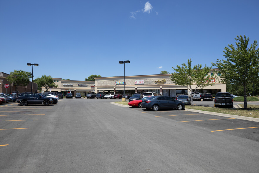 10902-10966 W 75th St, Shawnee, KS for rent - Building Photo - Image 1 of 5