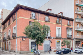 Retail in Madrid, MAD for rent Primary Photo- Image 1 of 3