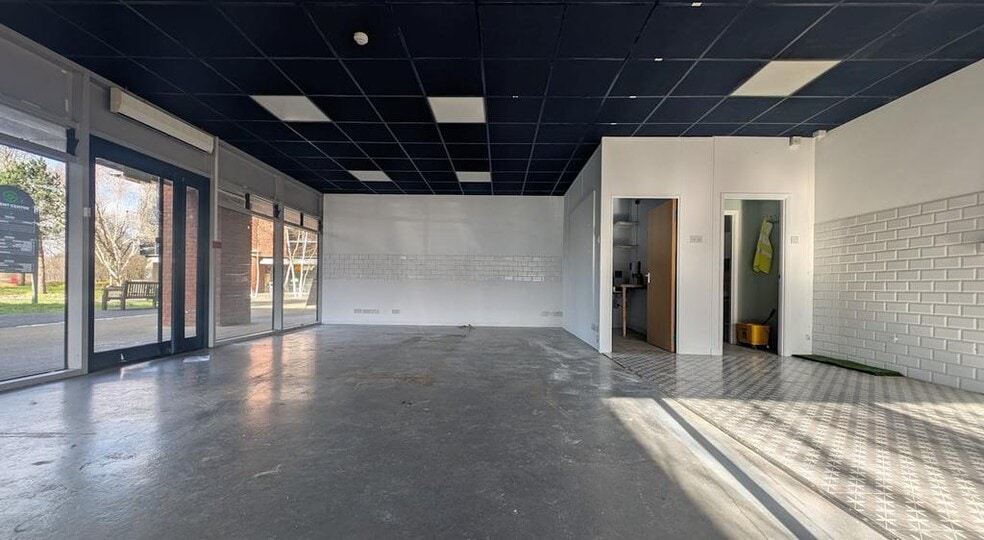 Parkway, Fareham to rent - Building Photo - Image 2 of 8