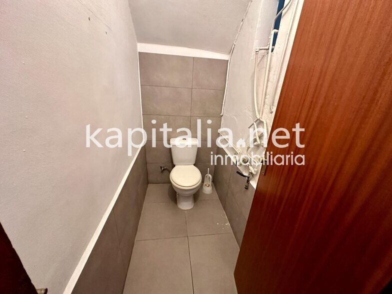 Retail in València, Valencia to rent - Building Photo - Image 3 of 13