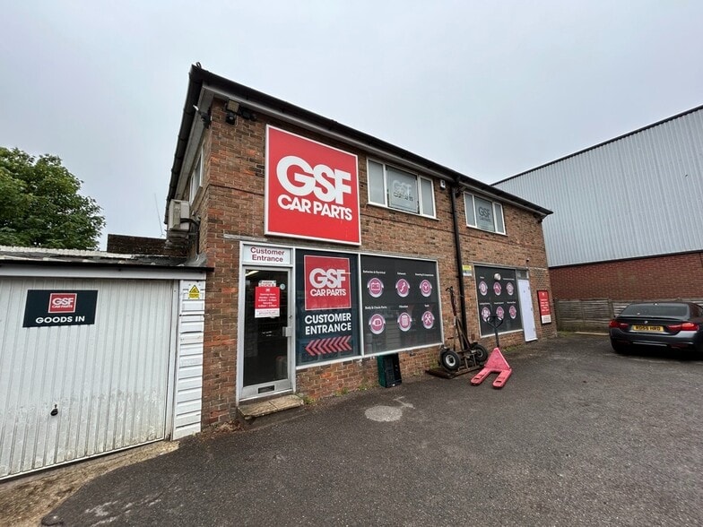 202 London Rd, Burgess Hill to rent - Building Photo - Image 3 of 5