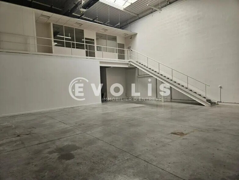 Light Industrial in Palaiseau to rent - Interior Photo - Image 2 of 8