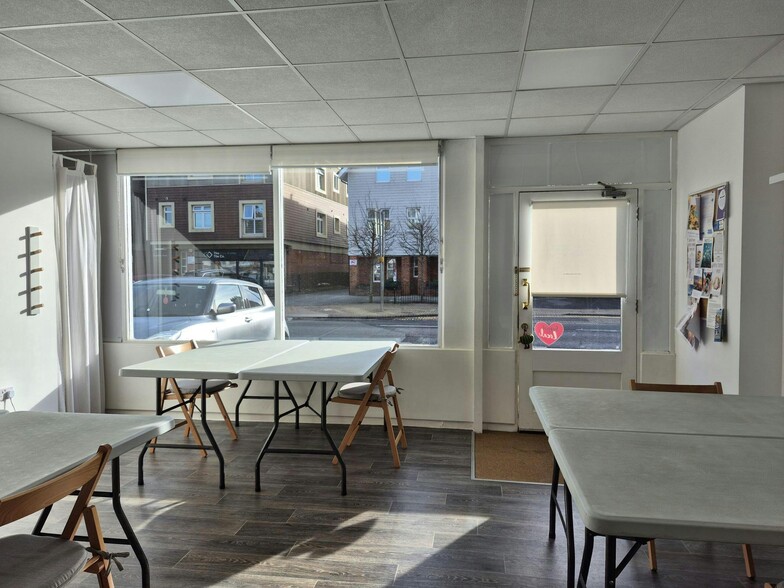 416-418 Lymington Rd, Christchurch to rent - Building Photo - Image 3 of 4