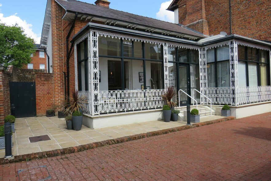 High St, Hartley Wintney to rent - Building Photo - Image 2 of 4