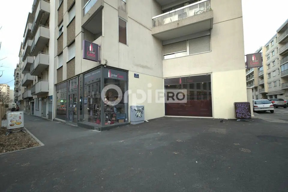 Retail in Lyon for sale Building Photo- Image 1 of 1