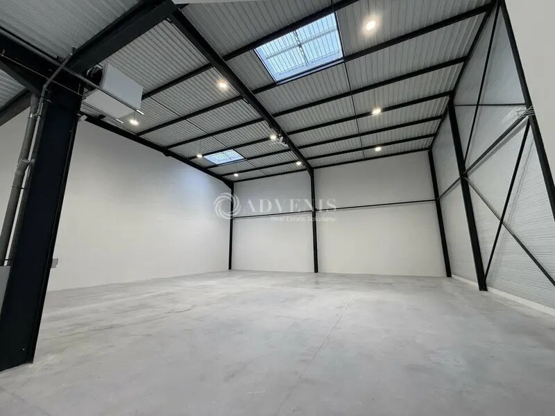Light Industrial in Chalifert to rent Interior Photo- Image 1 of 9