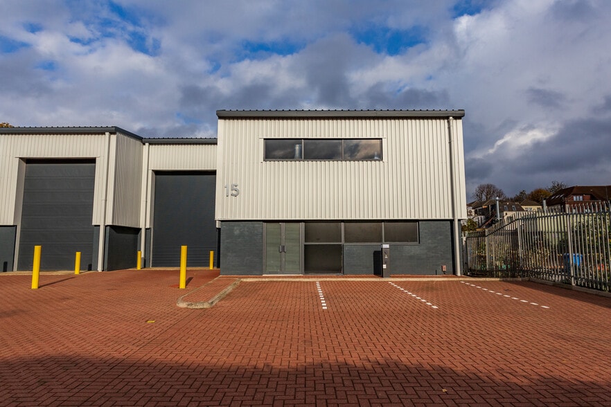 St Johns Rd, Isleworth to rent - Building Photo - Image 3 of 4