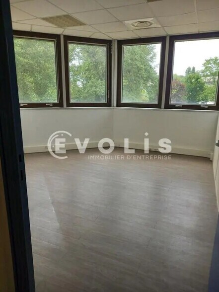 4-6 Avenue De Chavailles, Bruges to rent - Interior Photo - Image 3 of 7