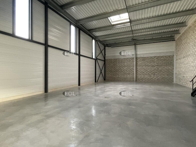 Light Industrial in Éragny to rent - Interior Photo - Image 2 of 8