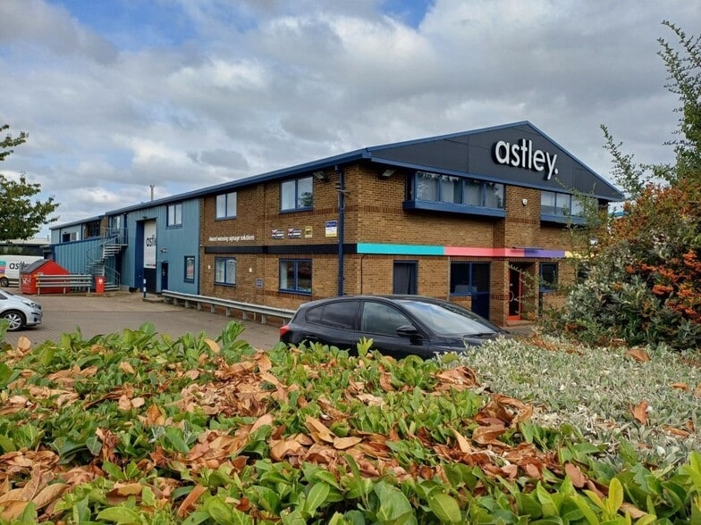 18 Linnell Way, Kettering to rent - Building Photo - Image 2 of 2