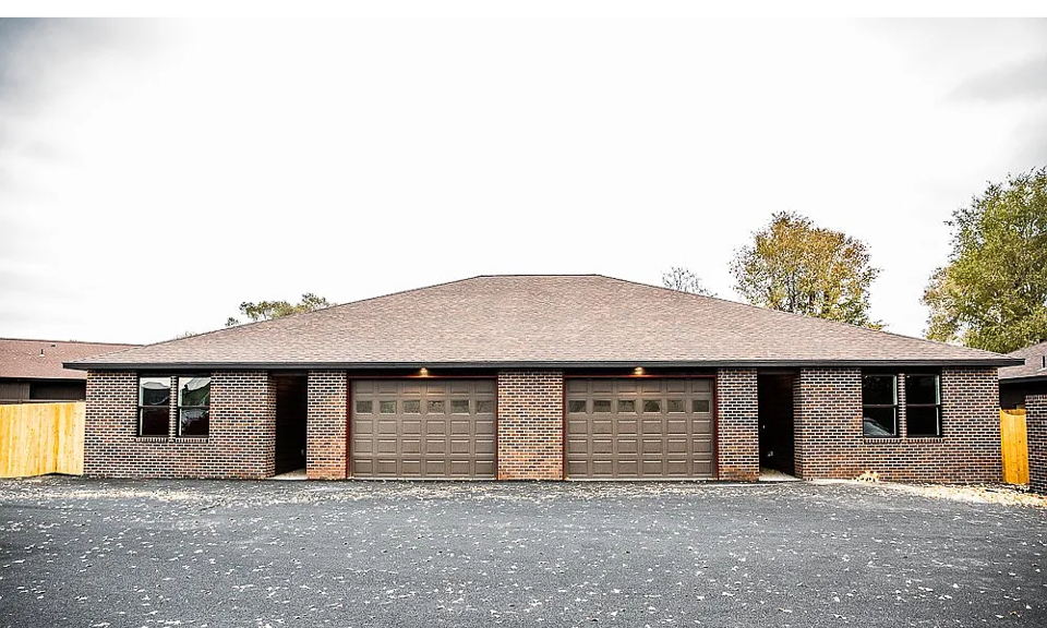 Nanto Rd. Moses Lake Duplexes portfolio of 4 properties for sale on LoopNet.co.uk - Building Photo - Image 1 of 3