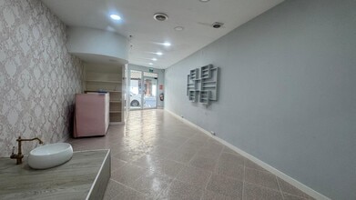 Retail in Reus, Tarragona to rent Interior Photo- Image 2 of 19