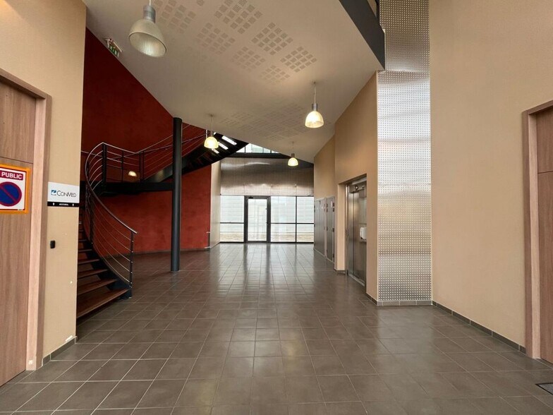 Office in Saint-Priest to rent - Building Photo - Image 3 of 11