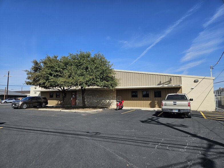 2103 Danbury St, San Antonio, TX for rent - Building Photo - Image 2 of 15