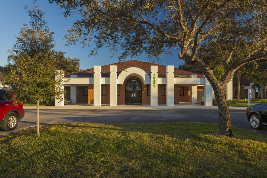 10491 Six Mile Cypress Pky, Fort Myers, FL for sale - Building Photo - Image 3 of 9