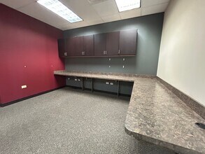 390 Congress Pky, Crystal Lake, IL to rent Interior Photo- Image 2 of 11