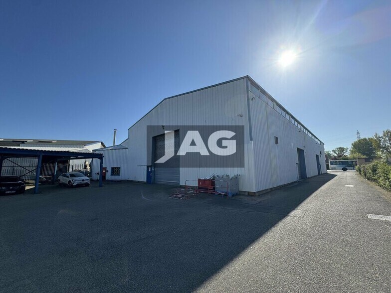 Light Industrial in Vaulx-en-Velin to rent - Building Photo - Image 1 of 11