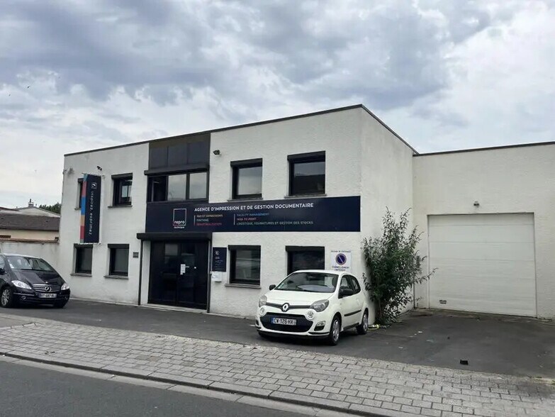 Industrial in Colombes to rent - Building Photo - Image 1 of 14