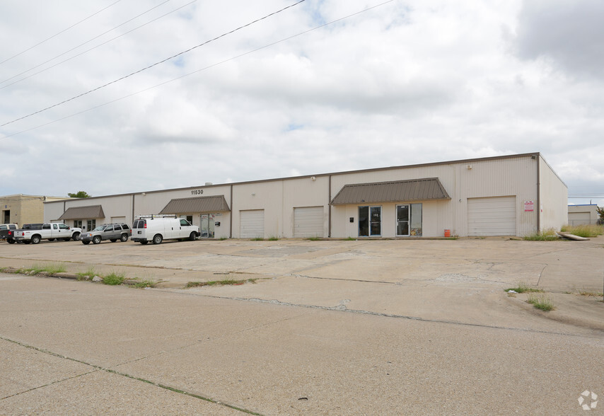 11530 Chairman Dr, Dallas, TX for rent - Building Photo - Image 2 of 4