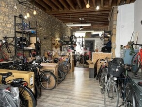 Retail in Lyon to rent Interior Photo- Image 1 of 2