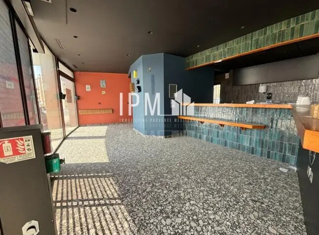 Retail in Toulon to rent Interior Photo- Image 1 of 8