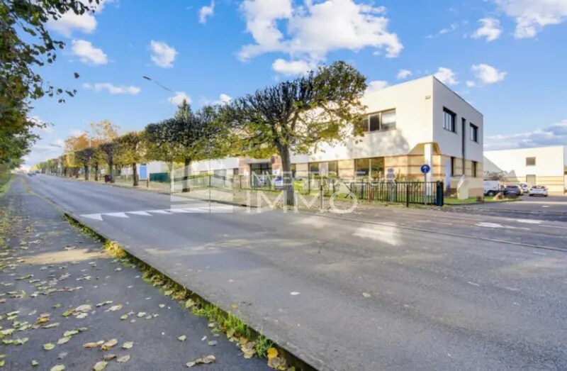 Light Industrial in Champs-sur-Marne to rent - Building Photo - Image 2 of 5