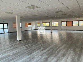 Office in Saint-Priest to rent Interior Photo- Image 1 of 1