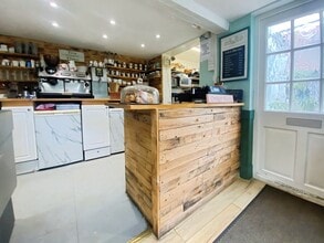 19-19A Broad St, Alresford to rent Interior Photo- Image 2 of 10
