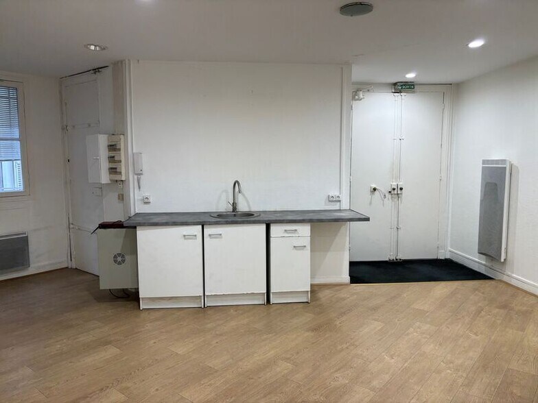 1 Place De La République, Levallois-Perret to rent - Interior Photo - Image 2 of 5