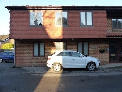 Station Rd W, Oxted to rent - Building Photo - Image 3 of 6