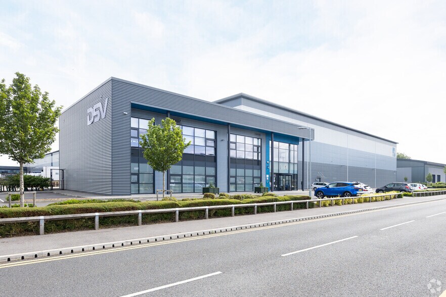 Wide Ln, Southampton for sale - Primary Photo - Image 1 of 1