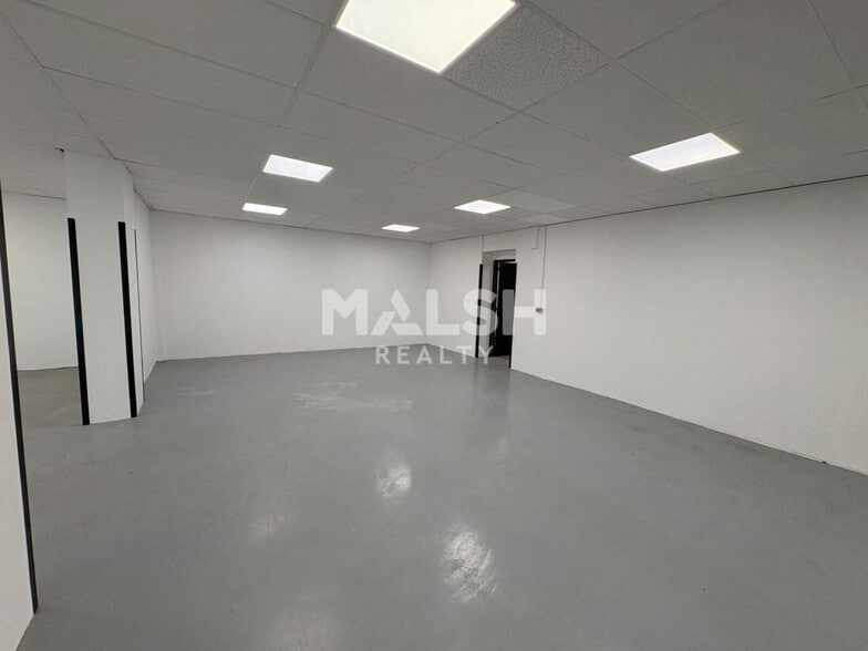 Light Industrial in MARCILLY-D'AZERGUES to rent - Interior Photo - Image 3 of 10