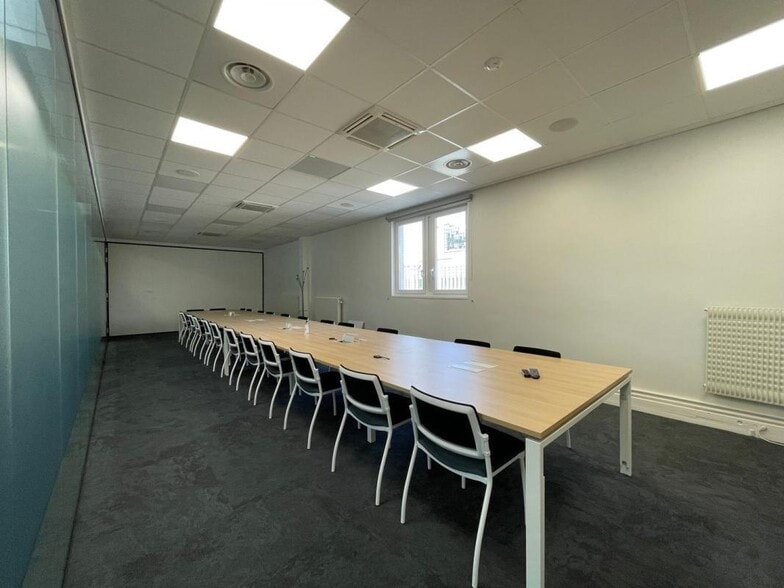 Industrial in Vanves to rent - Interior Photo - Image 2 of 12