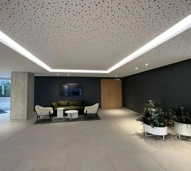85-93 Rue Des Trois Fontanot, Nanterre to rent - Lobby - Image 2 of 5