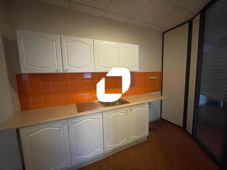 Office in Sèvres to rent - Interior Photo - Image 2 of 10