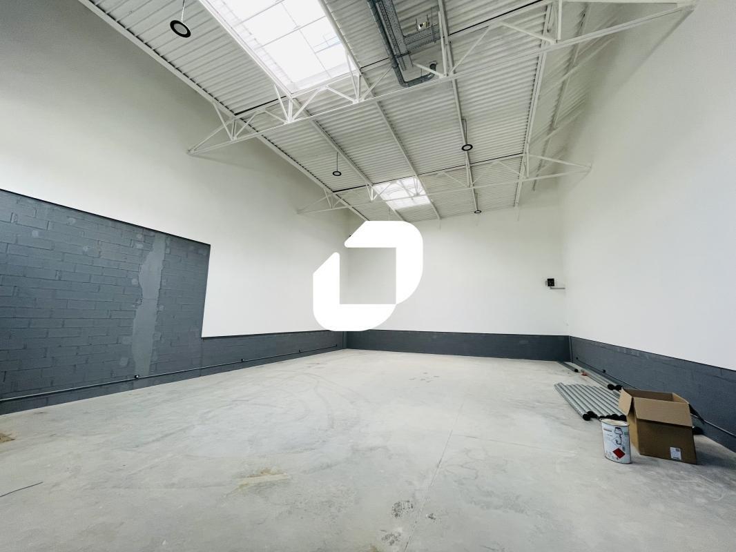 Light Industrial in Vaux-le-Pénil to rent Interior Photo- Image 1 of 5